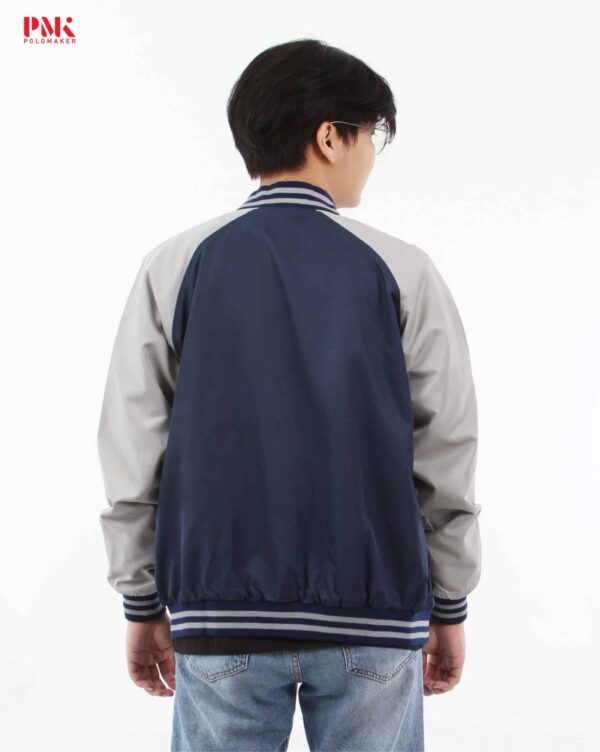 เสื้อแจ็คเก็ตเบสบอล สีกรมท่าแขนเทา 05JBB2348 - Image 3