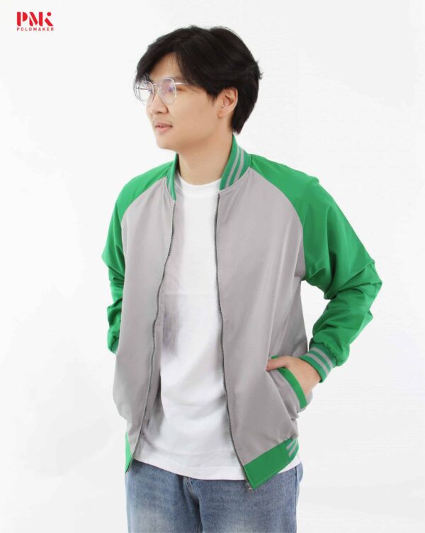 เสื้อแจ็คเก็ตเบสบอล สีเทาแขนเขียว 05JBB4865 - Image 2