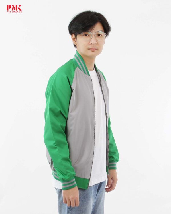 เสื้อแจ็คเก็ตเบสบอล สีเทาแขนเขียว 05JBB4865 - Image 3