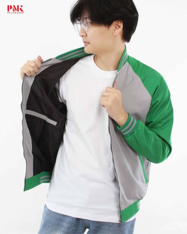 เสื้อแจ็คเก็ตเบสบอล สีเทาแขนเขียว 05JBB4865 - Image 5